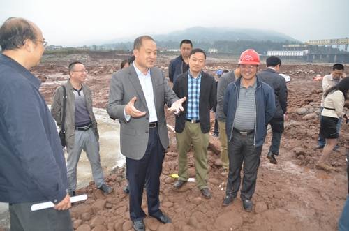 雅安市市長(zhǎng)蘭開馳到青衣江漏水洞應(yīng)急處理施工現(xiàn)場(chǎng)檢查工作 