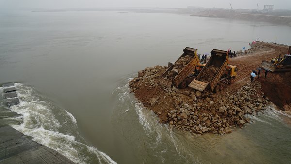 江西龍頭山航電樞紐工程“三期”大江截流成功