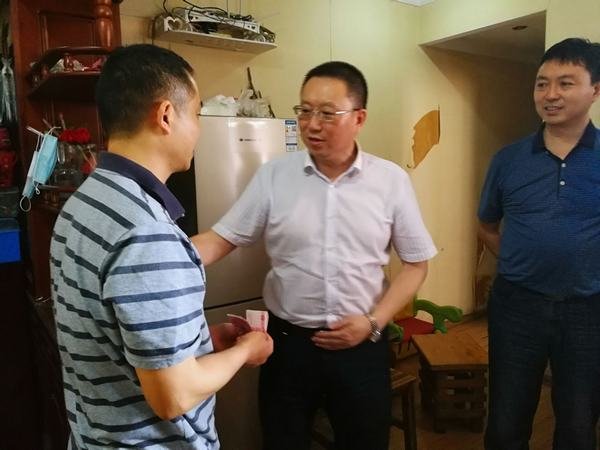 公司黨委書記、董事長代勇一行深入結對幫扶困難職工家庭開展走訪慰問活動