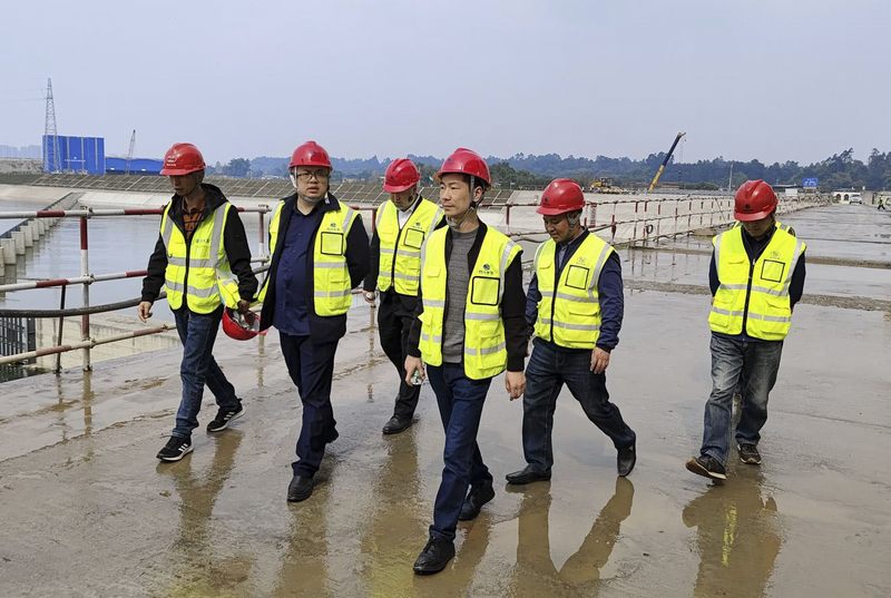 公司總經(jīng)理羅雪一行赴虎渡溪航電樞紐主體工程調(diào)研