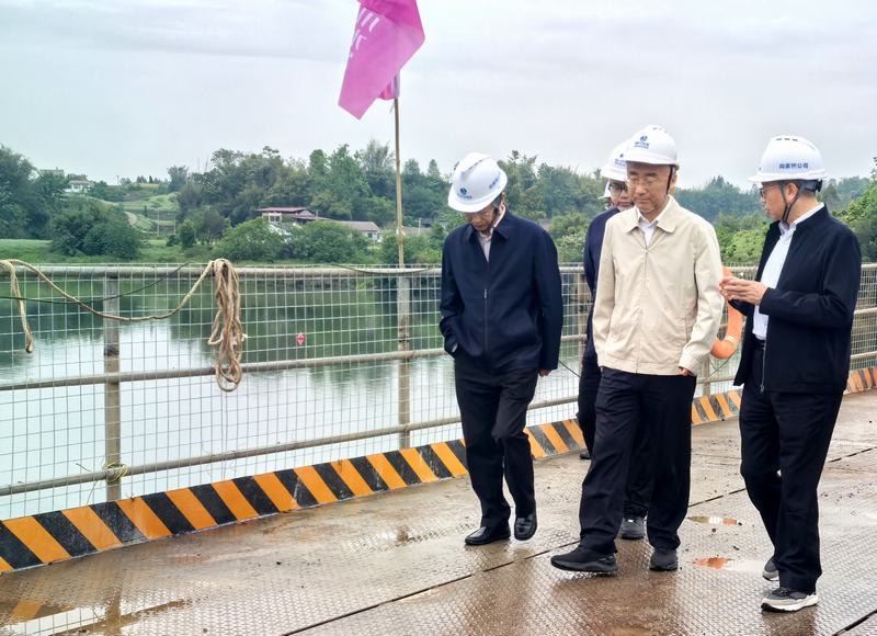 曹斌赴向家壩灌區(qū)北總干渠一期二步工程沱江管橋調(diào)研